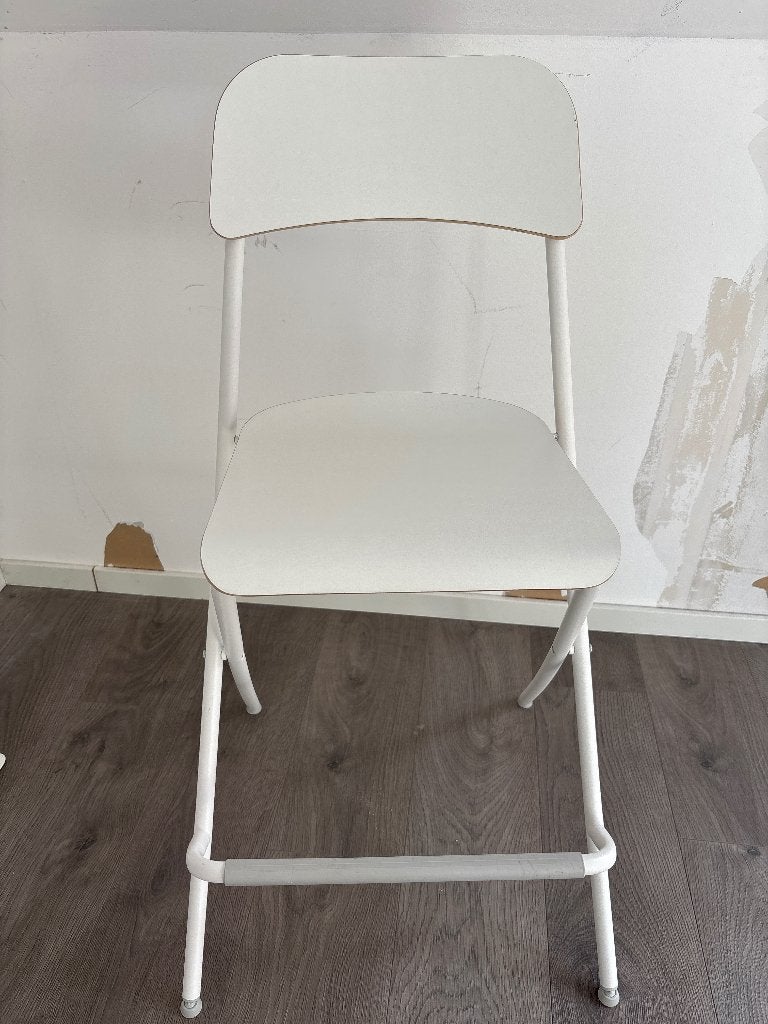 IKEA opklapbare barkruk wit (Franklin), Huis en Inrichting, Ophalen, Met voetsteun, 60 tot 90 cm, Zo goed als nieuw
