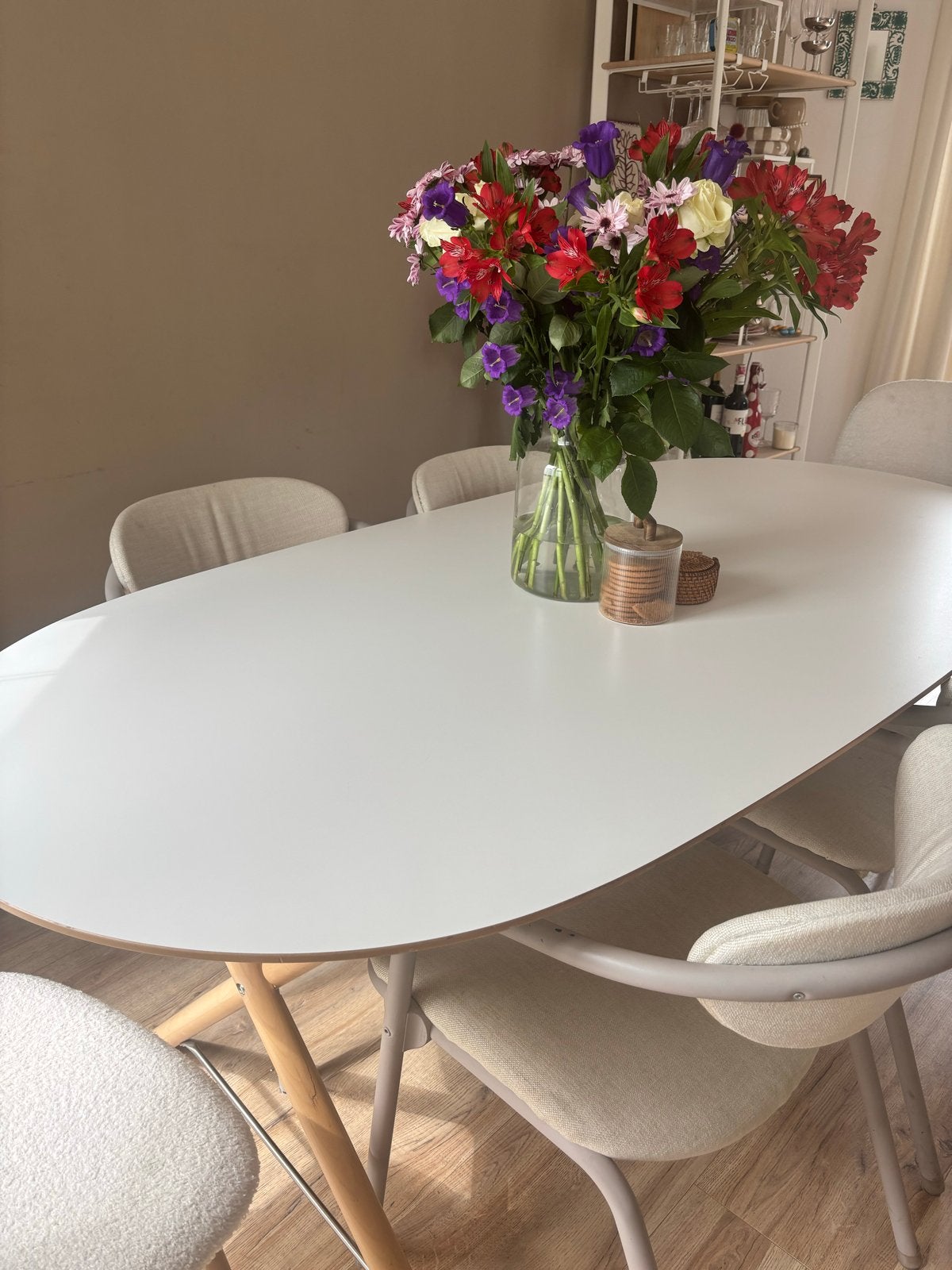 Witte ovale eettafel Ikea (limited edition), Ophalen, 50 tot 100 cm, Zo goed als nieuw, 150 tot 200 cm