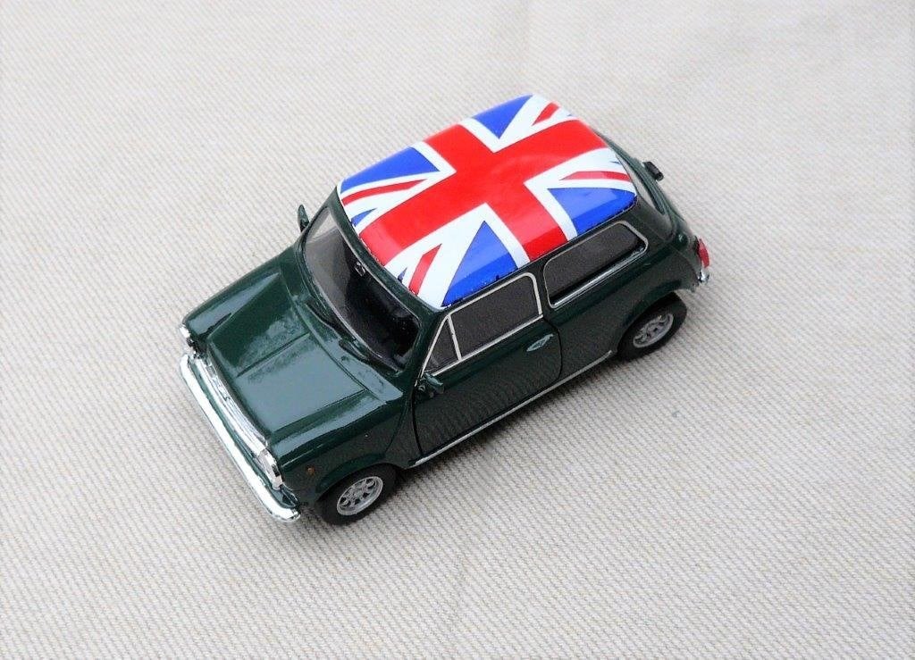 Welly Mini cooper met britse vlag op dak.  Schaal 1/38., Ophalen of Verzenden, Nieuw, Auto, Overige merken