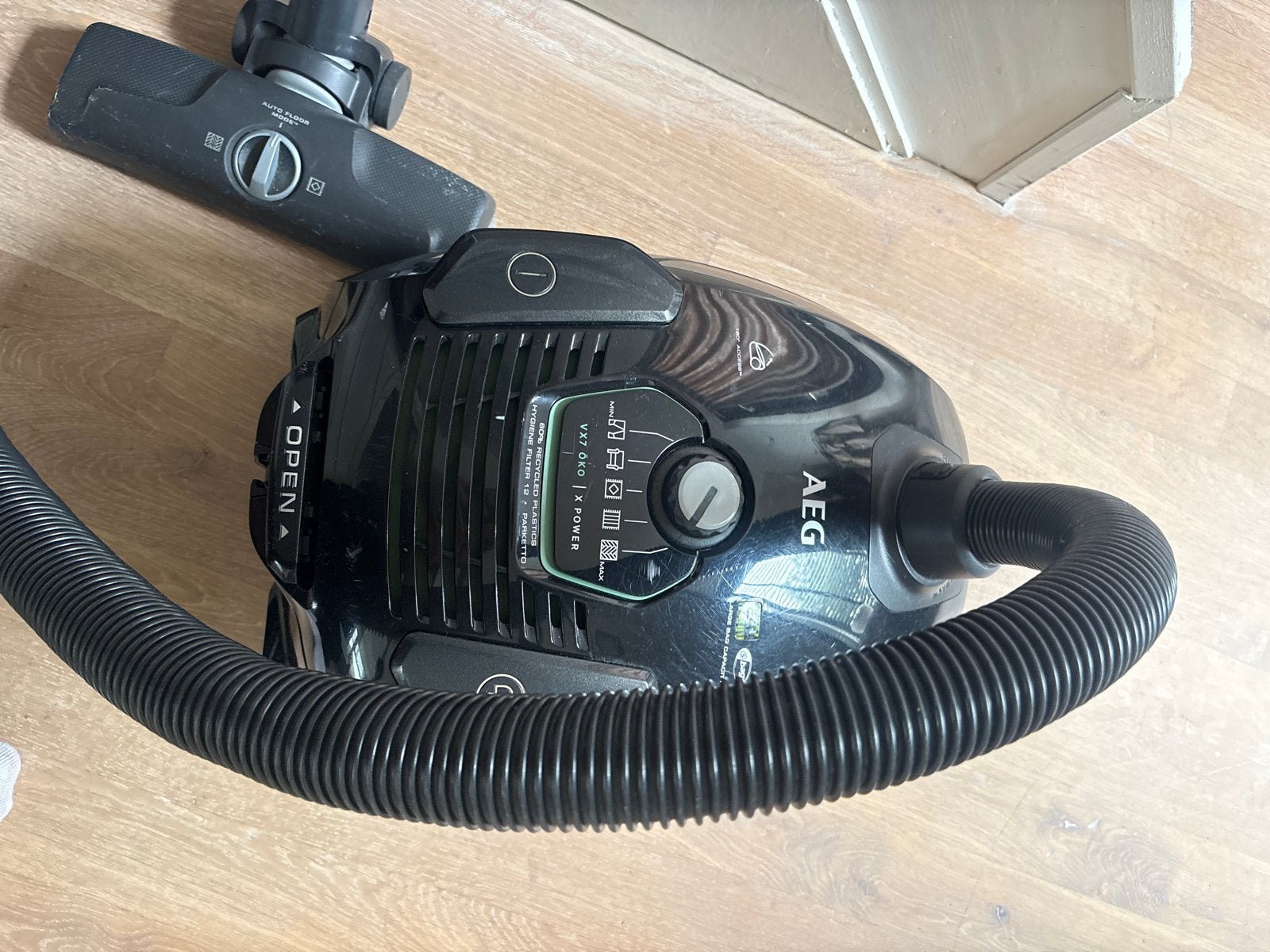 AEG stofzuiger V X 7 met stofzuigerzakken - functioneert pri, Witgoed en Apparatuur, Stofzuigers, Inclusief accessoires, Gebruikt