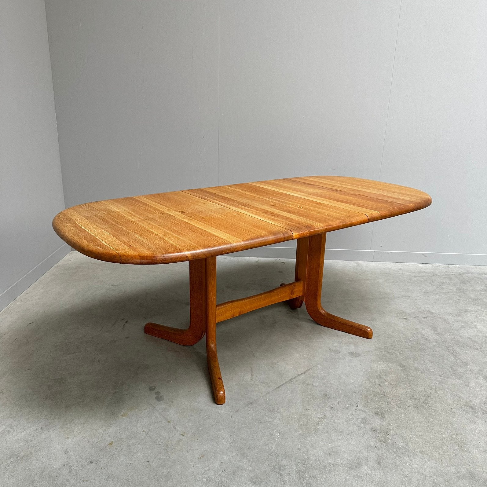 Eiken uitschuifbare ovale tafel vintage design deens 60s 70s, Huis en Inrichting, Tafels | Eettafels, Ophalen, Mid century modern vintage design deens danish jaren 60 70