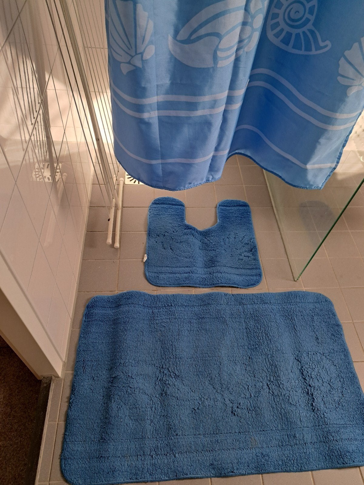 Blauwe douchemat en badmatten set met schelpenprint, Ophalen of Verzenden, Gebruikt, Blauw, Handdoek