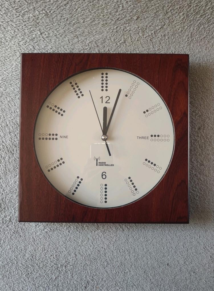 Radio Controlled Wandklok - Modern Design, Ophalen of Verzenden, Zo goed als nieuw, Analoog, Wandklok