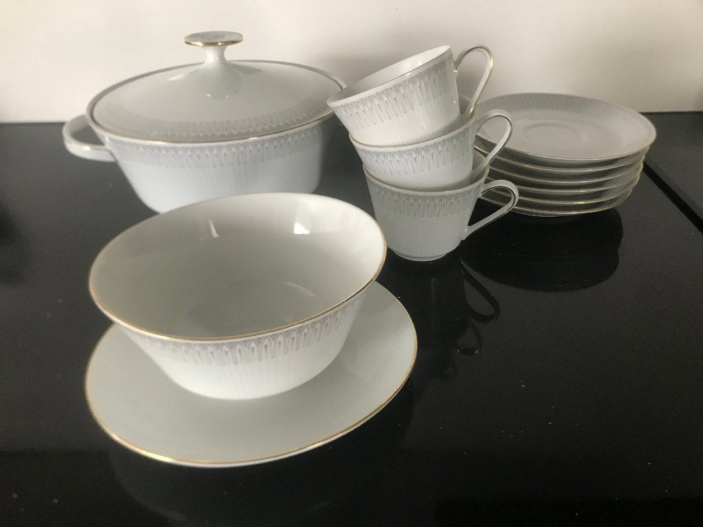 Mitterteich Bavaria servies 12 delig wit met sierrand € 7,50, Ophalen of Verzenden, Zo goed als nieuw, Porselein, Overige stijlen