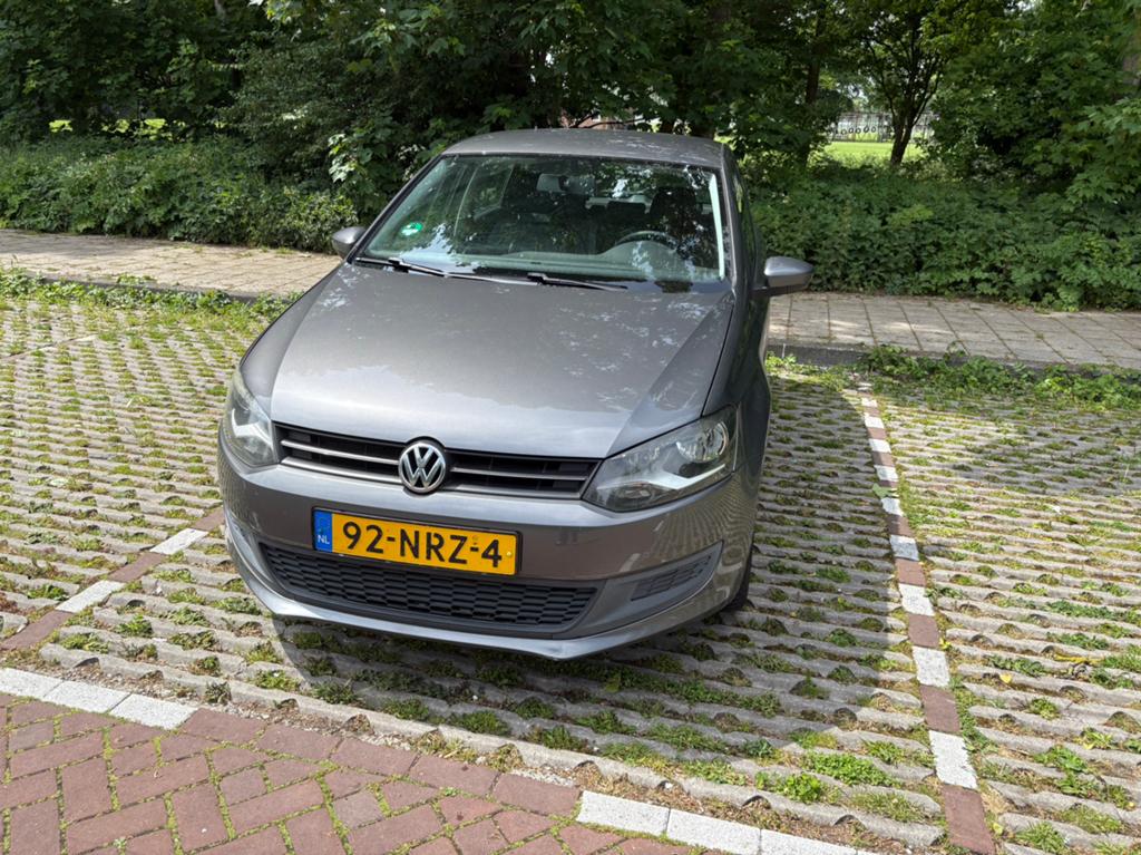 Volkswagen Polo 1.4 16V FSI 63KW 2010 Grijs, Voorwielaandrijving, Stof, 40 €/maand, Zwart