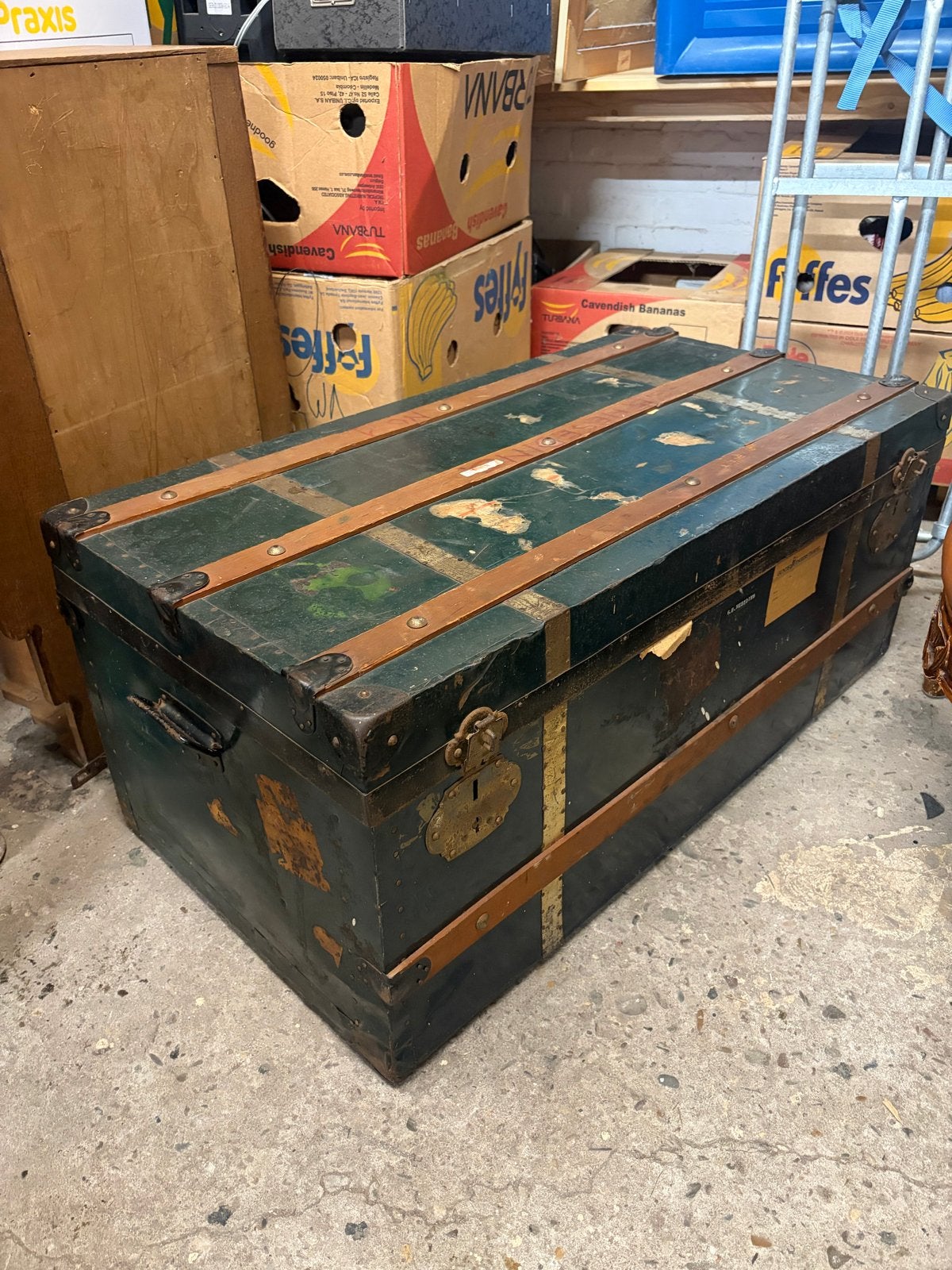 Oude transport- of opslagkist met inlegbak, Ophalen