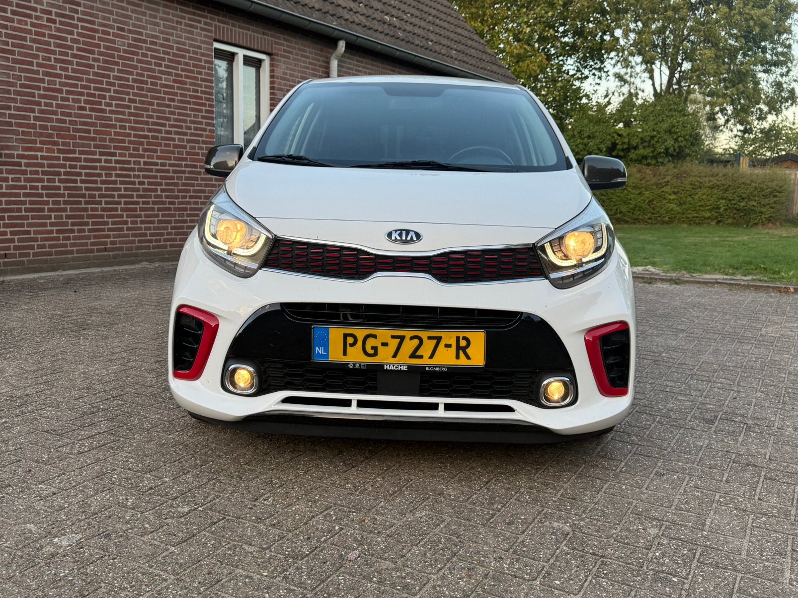 Foto 2 van Kia Picanto gt line 1.2 Cvvt 84pk 5-zits 2017 Wit