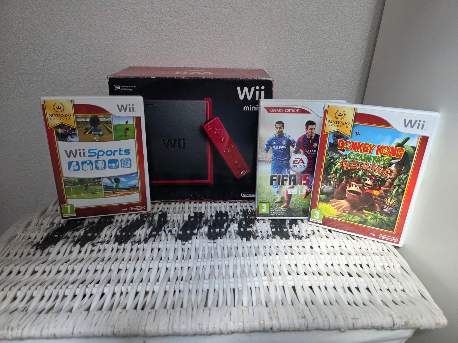 Wii mini met 2 controllers en oplader voor controllers, Ophalen, Zo goed als nieuw, Met 1 controller