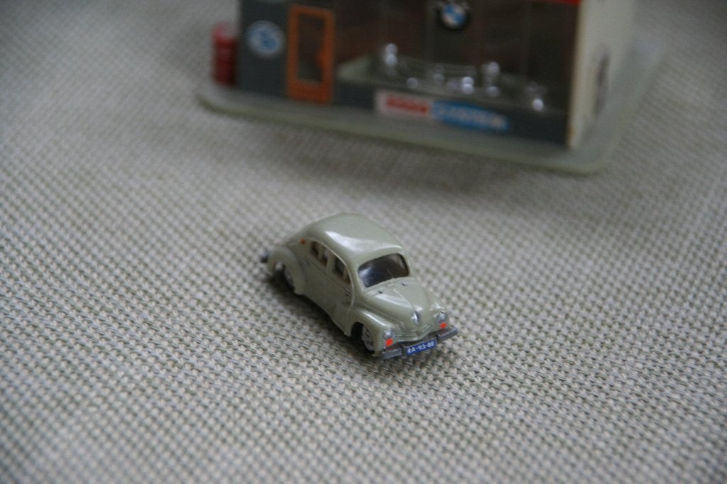 EKO 1:87, Renault 4CV grijs (1955) (2), Hobby en Vrije tijd, Modelauto's | 1:87, Ophalen of Verzenden, Zo goed als nieuw, Auto