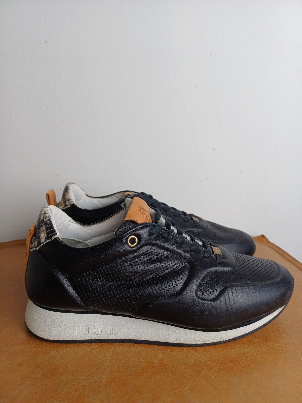 Zwarte sneakers met witte zool Fred de la Bretoniere 38, Kleding | Dames, Schoenen, Ophalen of Verzenden, Zo goed als nieuw, Zwart