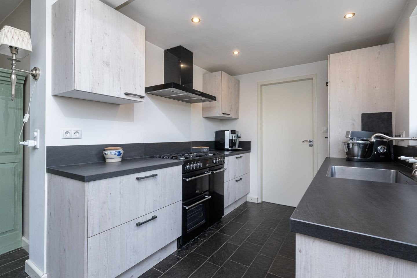 Moderne keuken met apparatuur en donker werkblad, Huis en Inrichting, Ophalen, Gebruikt, Wit, Kunststof