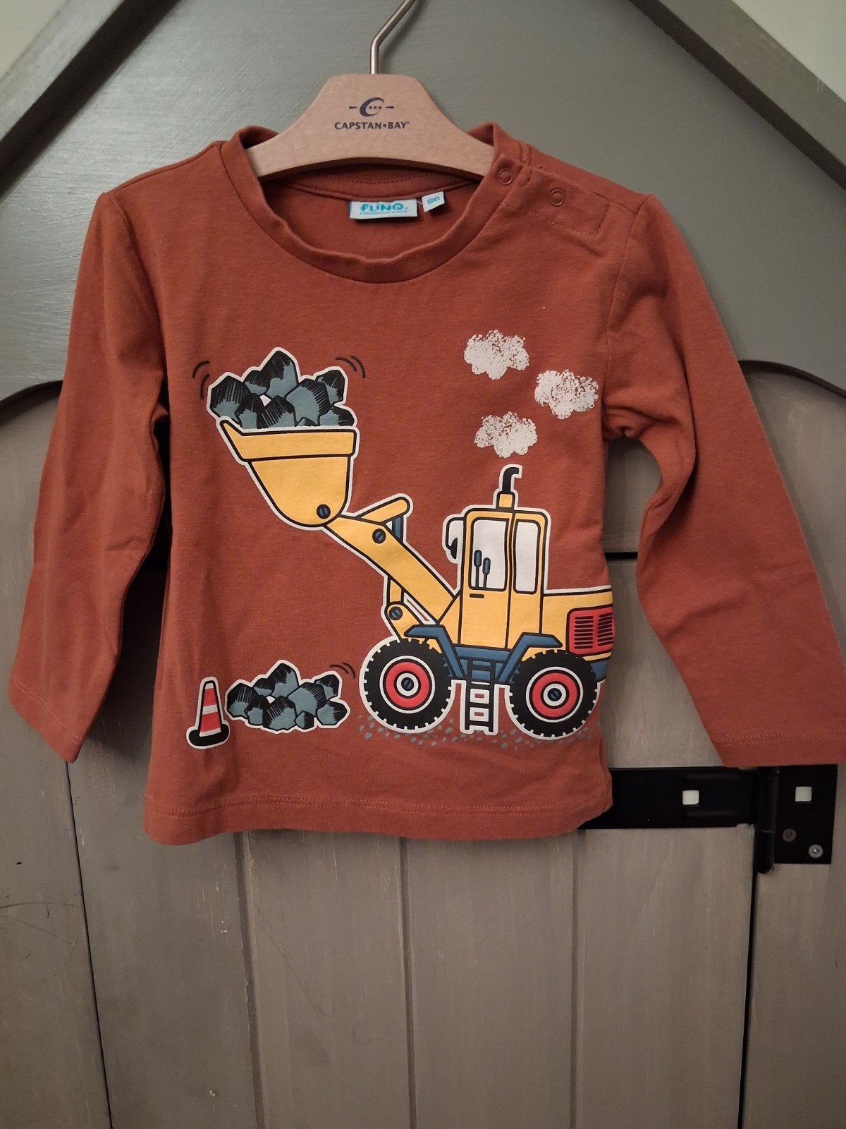 Flinq bruin jongens truitje, shirtje met voertuig, maat 86, Kinderen en Baby's, Ophalen of Verzenden, Flinq, Jongetje, Shirtje of Longsleeve