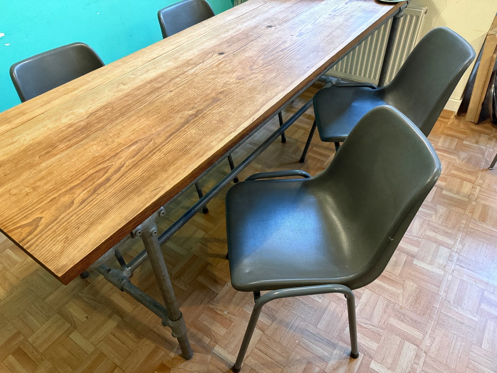 7 grijze kunststof industriële kuipstoelen - Goede staat, Ophalen, Kunststof, Gebruikt, Grijs