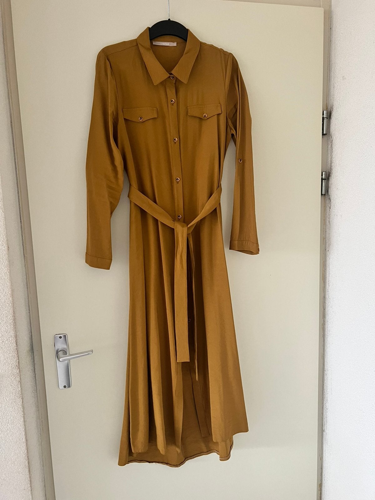 Te koop dames jurk mosterdgeel kleur, Kleding | Dames, Ophalen, Zo goed als nieuw, Maat 42/44 (L)