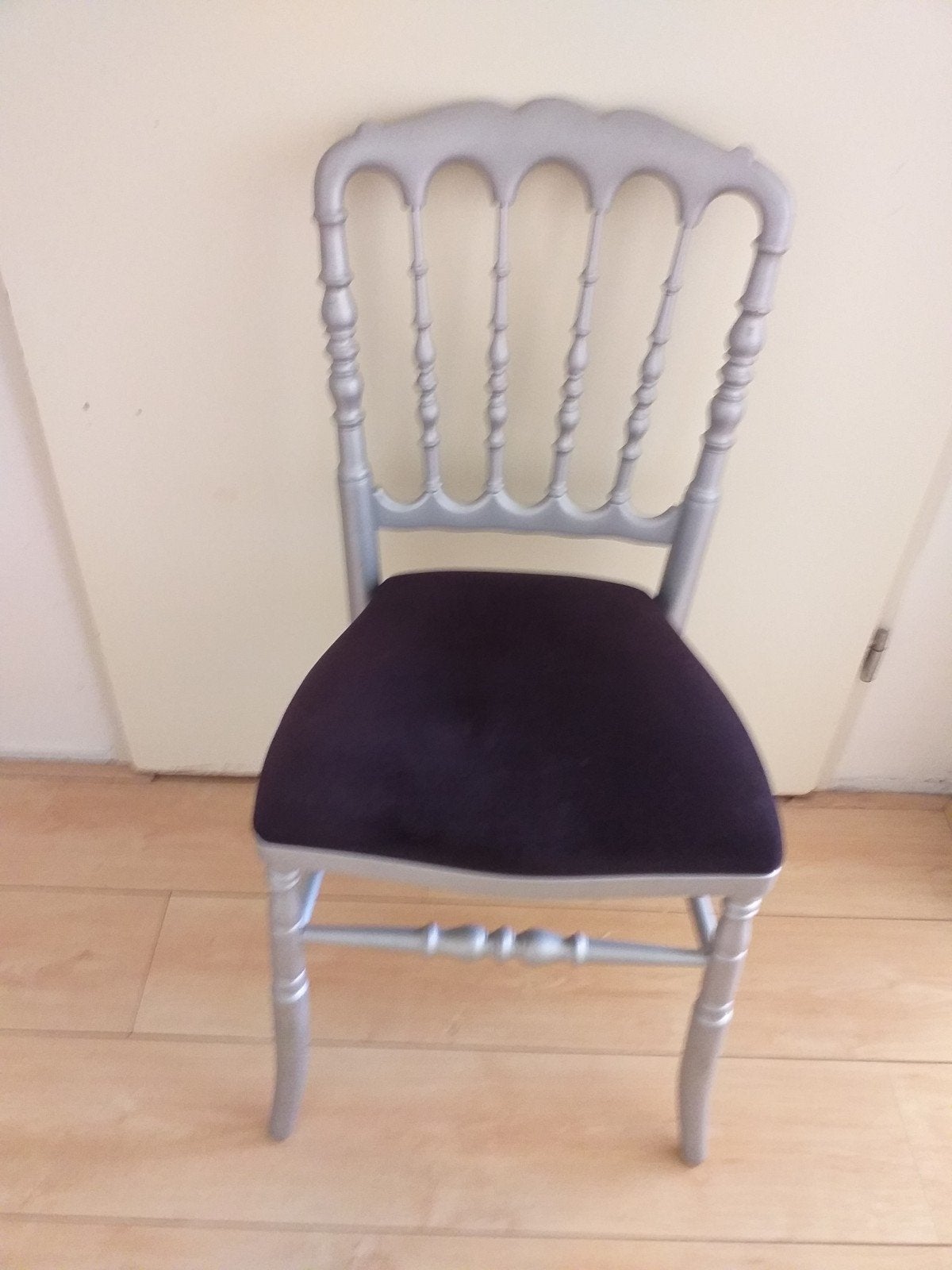 Elegante zilver/grijskleurige stoel met zwarte zitting, Huis en Inrichting, Stoelen, Ophalen, Gebruikt, Overige kleuren, Stof