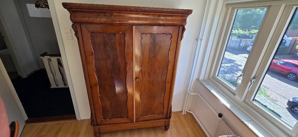 Klassieke houten kast met fraai gevlamd fineer – 125 × 182 c, Ophalen