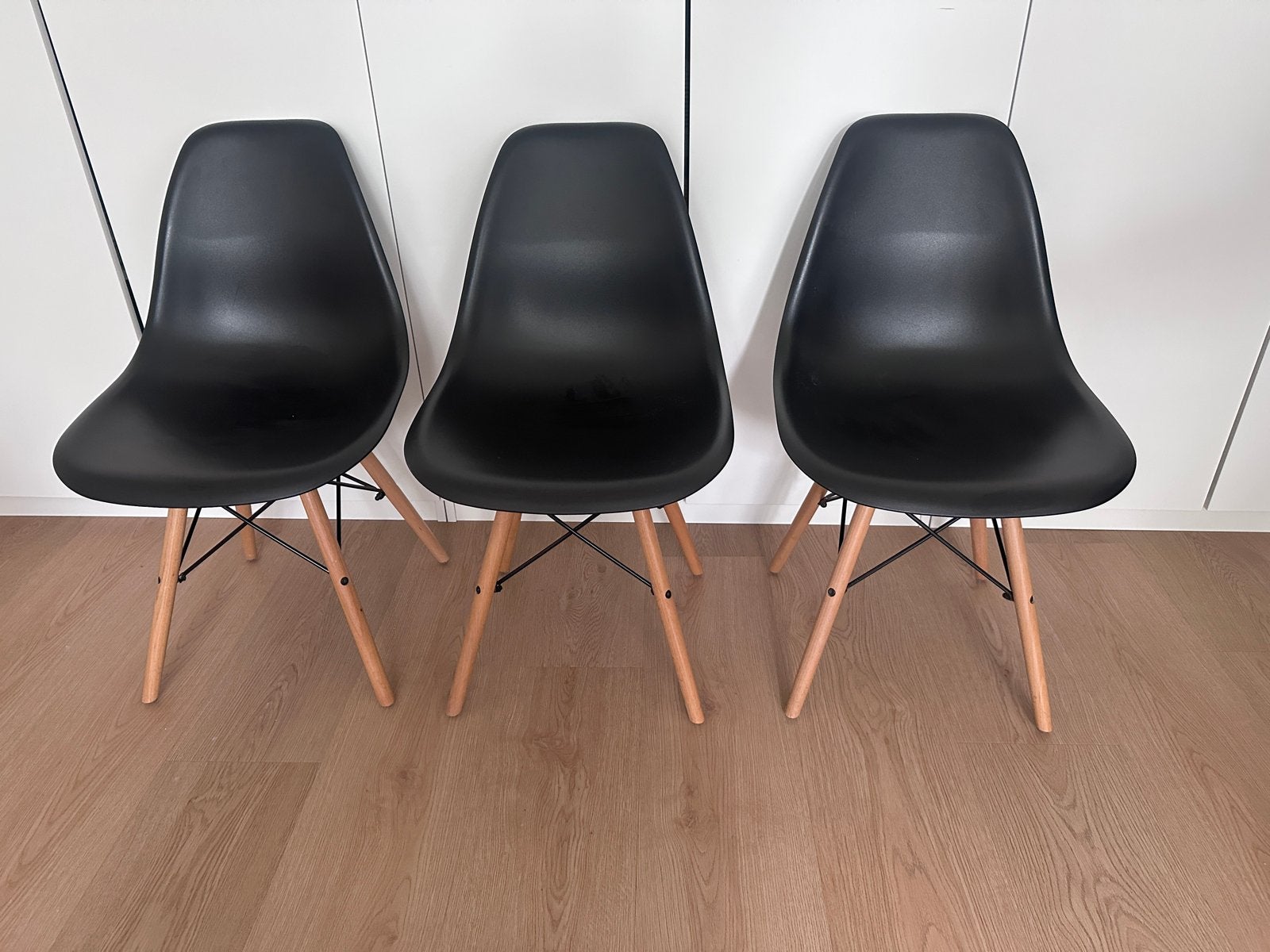 3 Scandinavische design stoelen, zwart, naturel hout, Ophalen, Drie, Zwart, Zo goed als nieuw