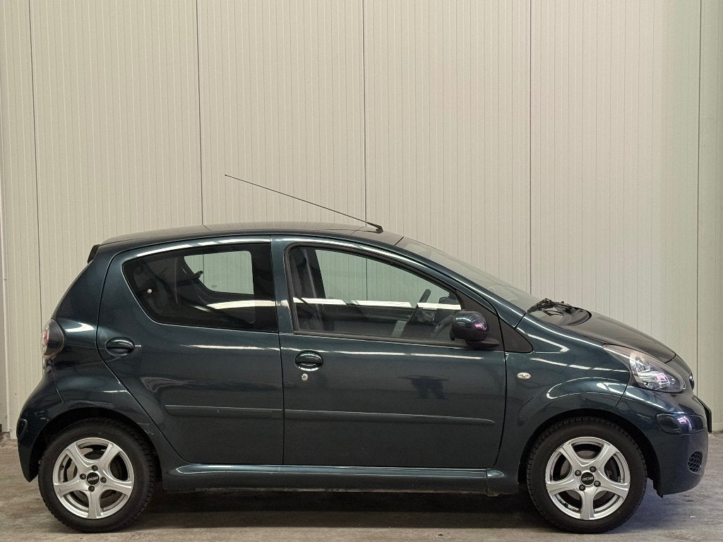 Toyota Aygo 1.0/2011/AIRCO/NAVI/HALFLEER/NAP, Auto's, Toyota, Voorwielaandrijving, Zwart, 4 stoelen, Leder en Stof