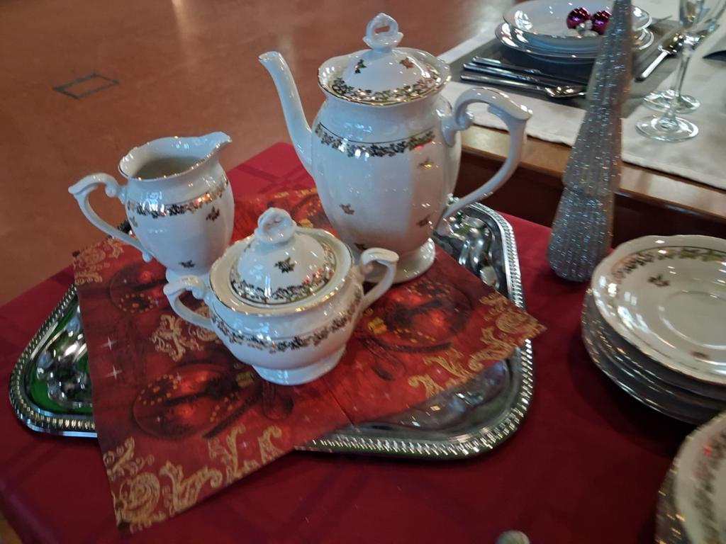 Thee-servies met goud decoratie. 12 delig 30 euro, Antiek en Kunst, Ophalen