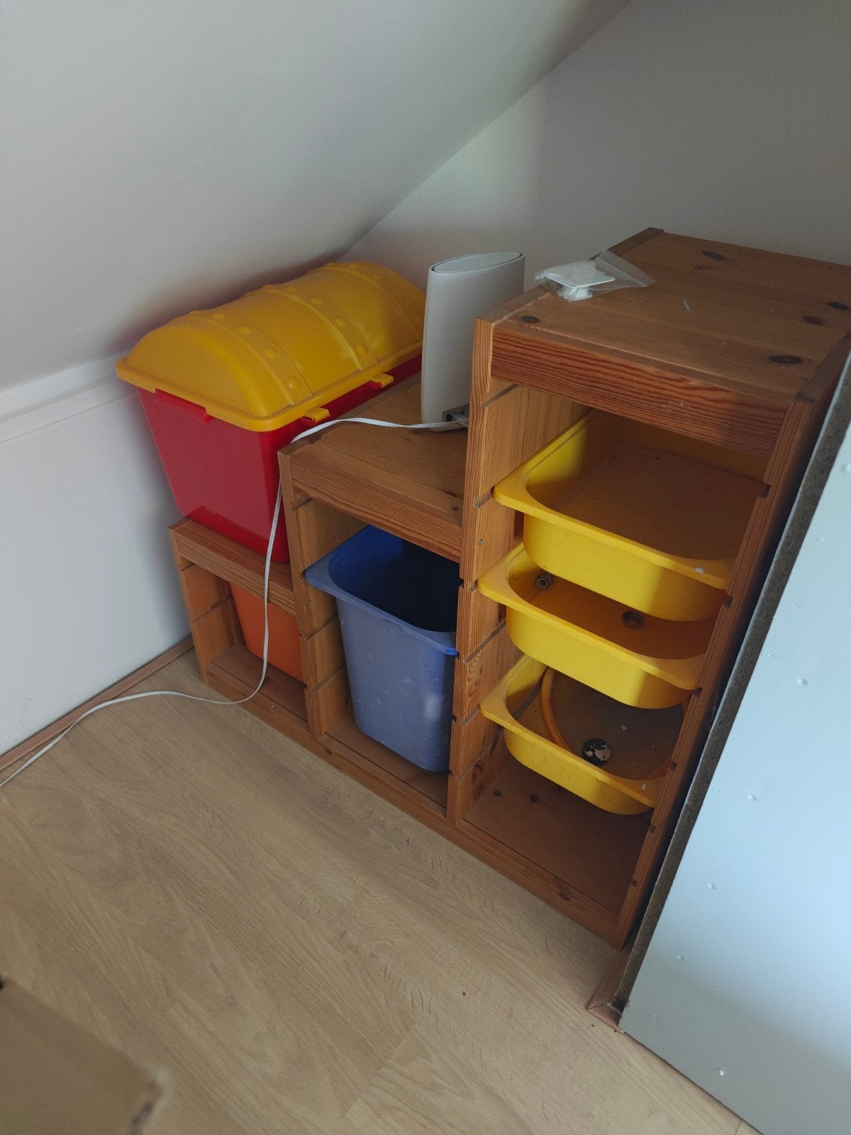 Houten kastje met plastic bakken (trapvorm), Ophalen, Gebruikt, Kast