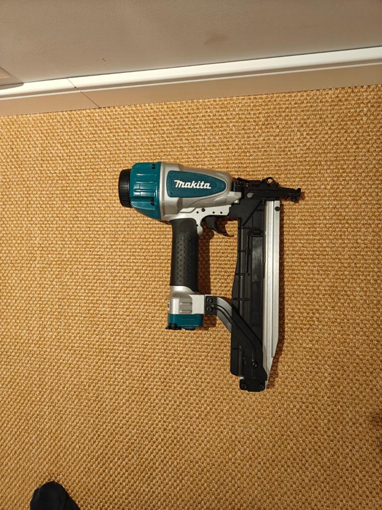 Makita AT1150A Pneumatische Nietmachine / Tacker 8 bar, Doe-het-zelf en Verbouw, Gereedschap | Overige machines, Ophalen of Verzenden