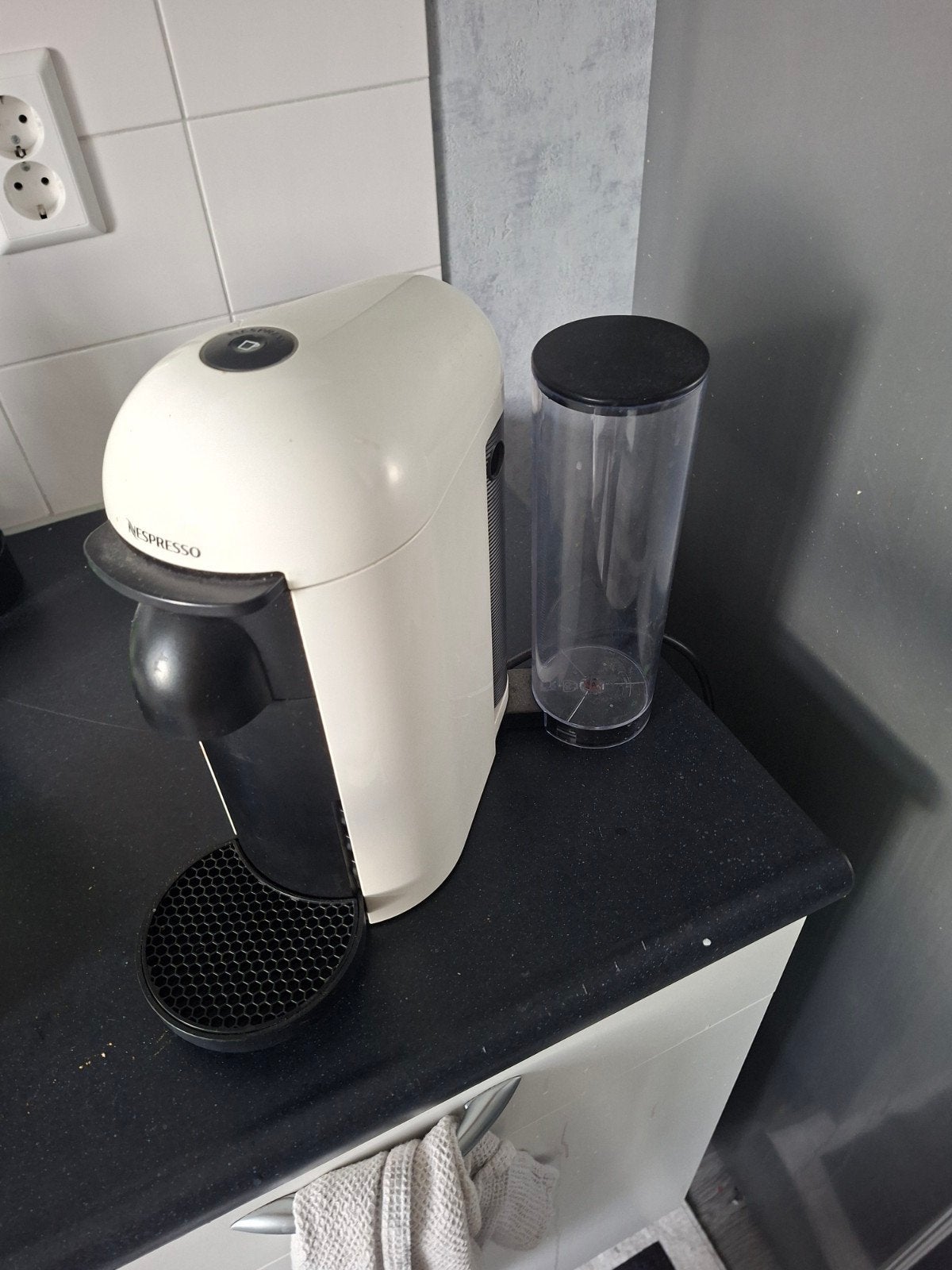 Nespresso Vertuo Plus koffiemachine, Ophalen, Koffiemachine, Zo goed als nieuw, Koffiepads en cups