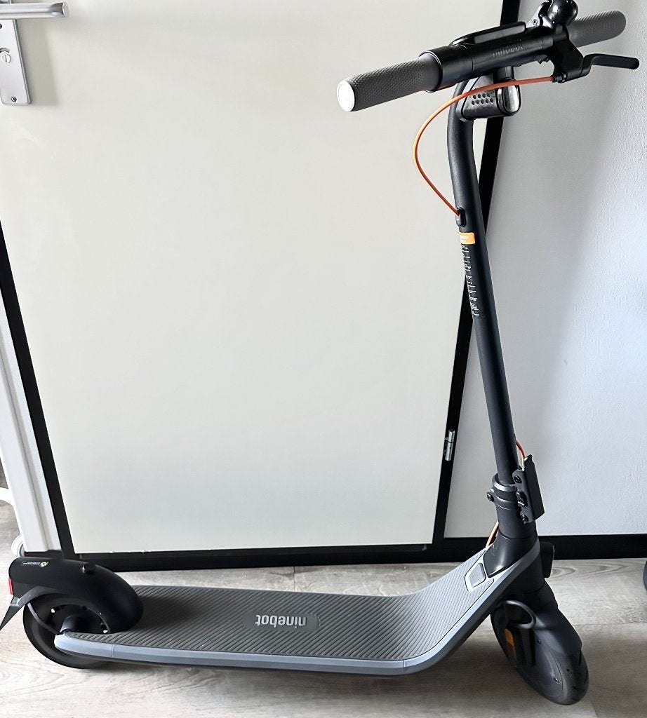 Segway Ninebot E2 Elektrische Step – 25 km/u – Met Oplader, Fietsen en Brommers, Ophalen, Zo goed als nieuw, Elektrische step (E-scooter)