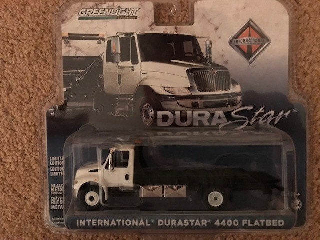 Greenlight Durastar 4400 Flatbed/transporttruck wit of zwart, Ophalen of Verzenden, Nieuw, Bus of Vrachtwagen