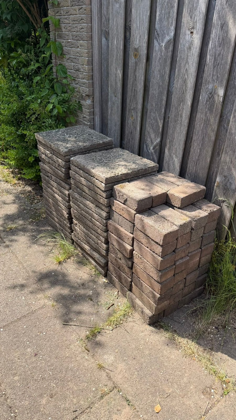 GRATIS OPHALEN tegels en tienduimers, Tuin en Terras, Ophalen, Gebruikt, Beton, Klinkers