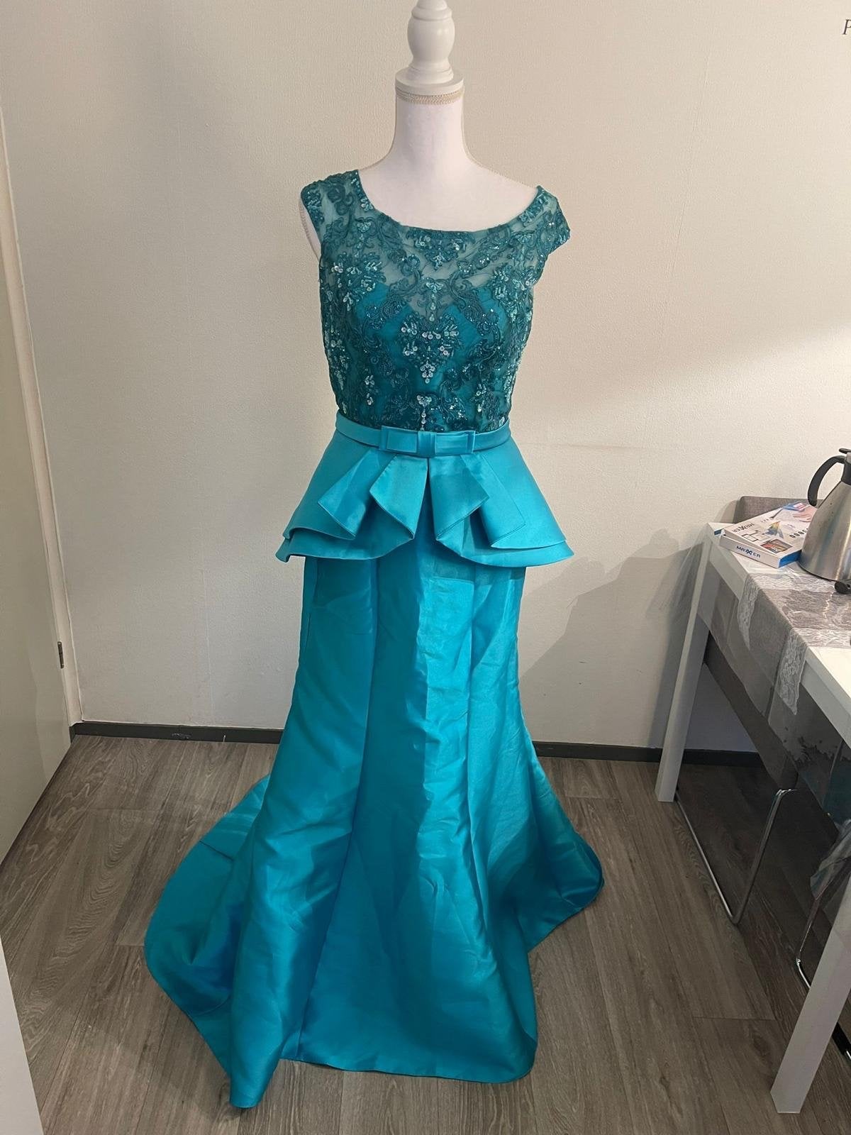 Prachtige turquoise avondjurk met kant en peplum, Kleding | Dames, Overige kleuren, Maat 42/44 (L), Nieuw, Ophalen of Verzenden