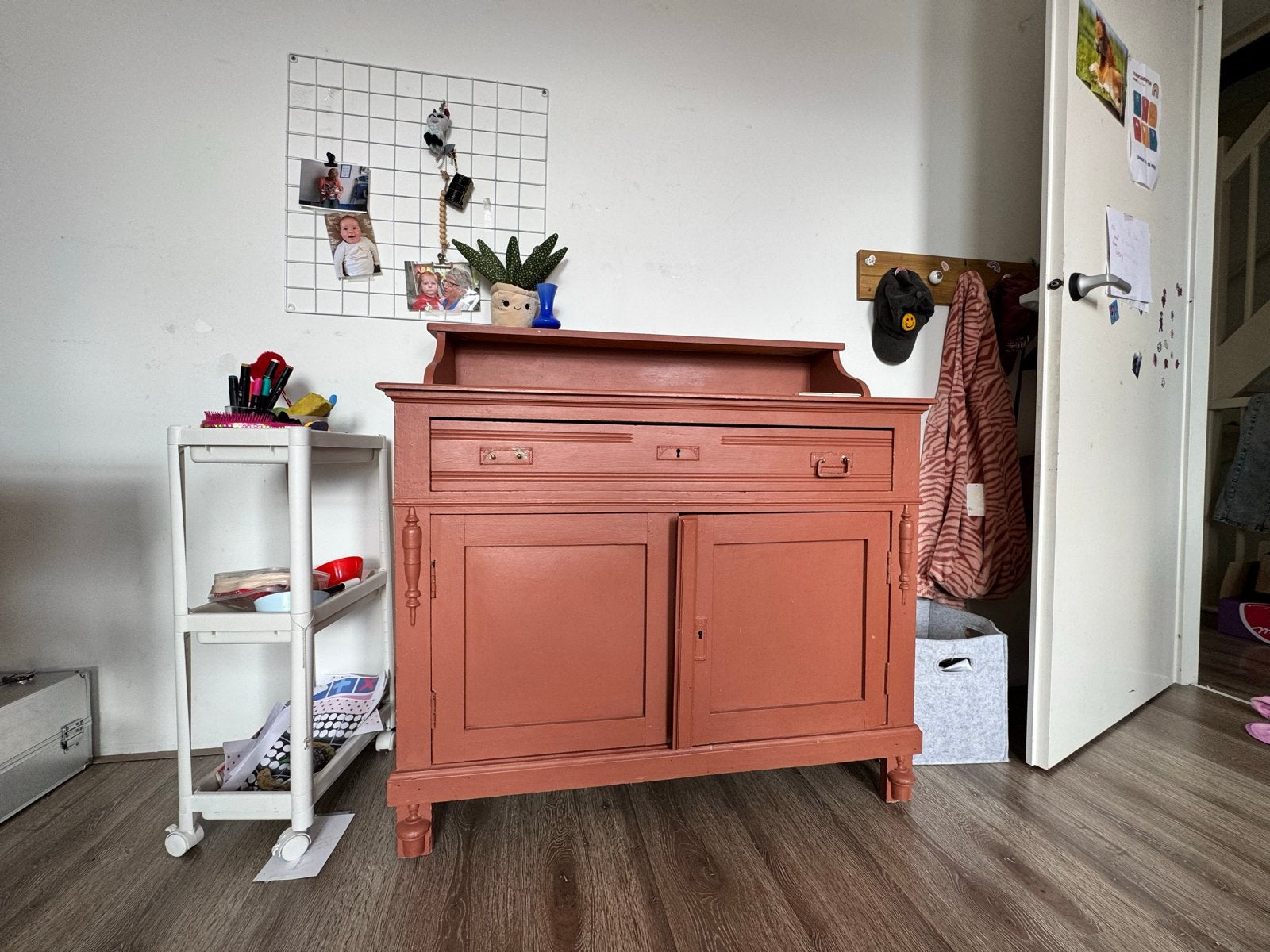 70 jaar oude commode/ kast - terra, met lade en legplank, Ophalen