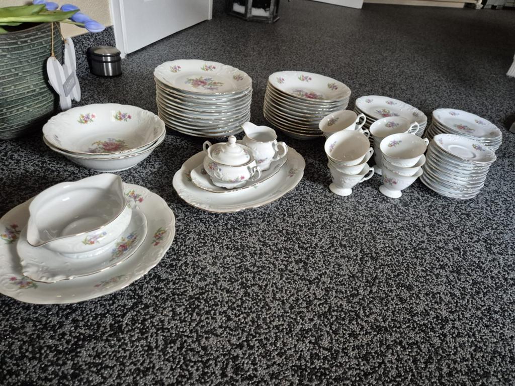 Wawel Servies Made in Poland  12 Persoons Bloemmotief, Huis en Inrichting, Keuken | Servies, Ophalen, Zo goed als nieuw, Porselein