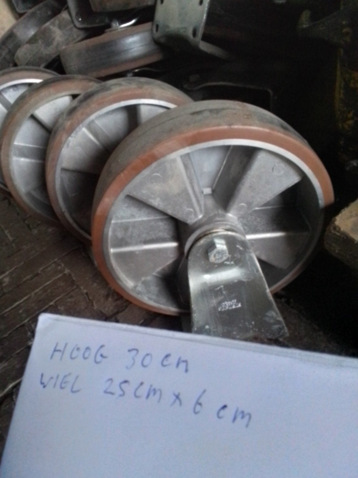 grote bokwielen gelagerd en aluminium, Ophalen