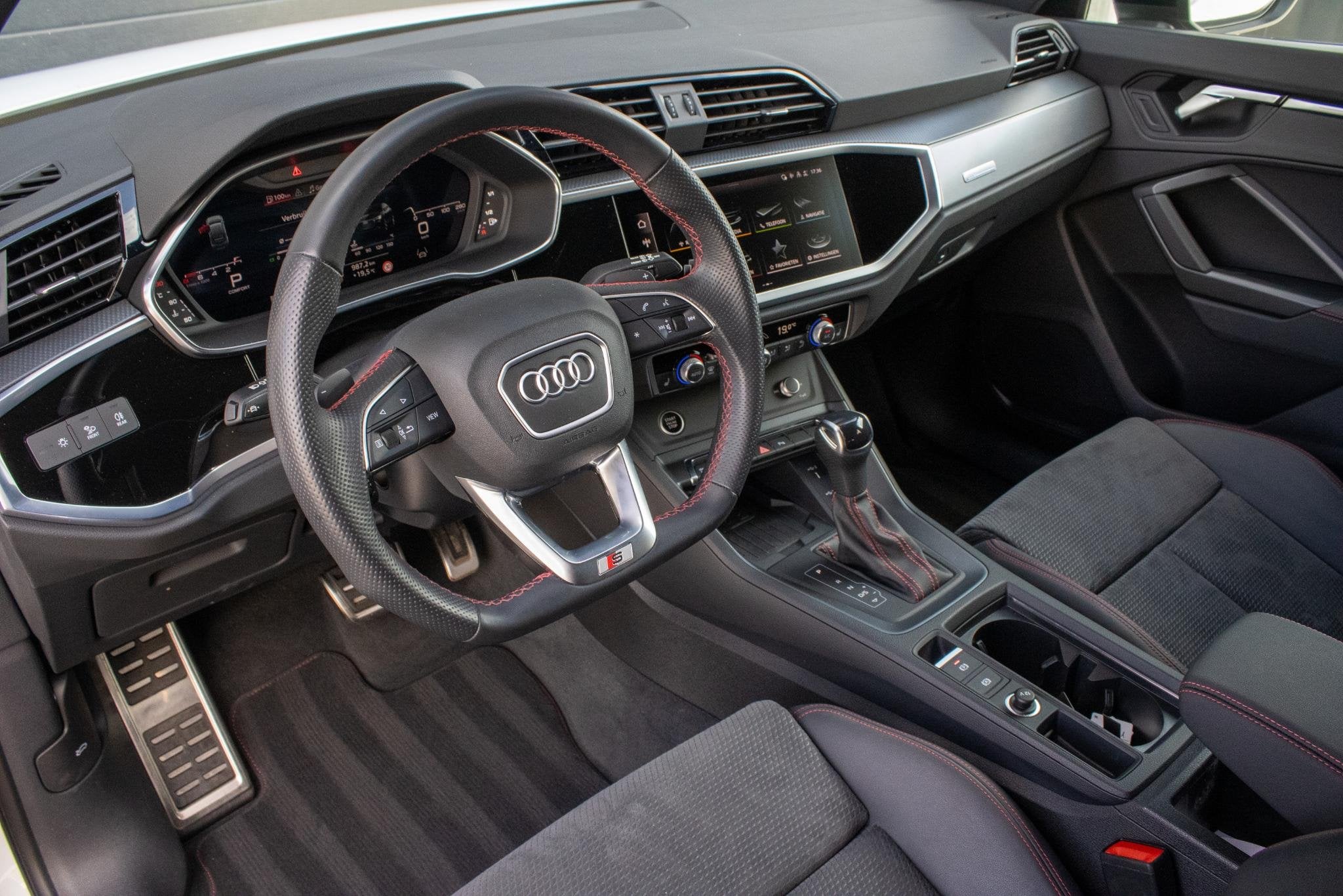 Audi Q3 Sportback 35 TFSI Sline 20 INCH CAMERA MATRIX KEYLES, Auto's, 15 km/l, 4 cilinders, 1505 kg, Leder en Stof