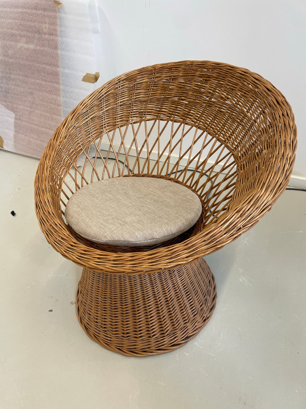 Vintage Rotan Kuipstoel met Kussen - Jaren '70 Stijl, Huis en Inrichting, Stoelen, Ophalen, Gebruikt, Bruin, Riet of Rotan