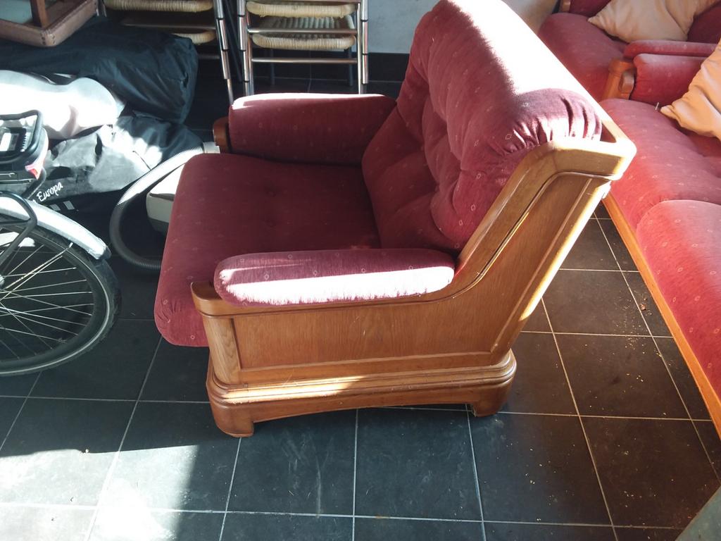 Comfortabele fauteuil met houten frame en rode bekleding, Ophalen, Gebruikt, Klassiek, Stof