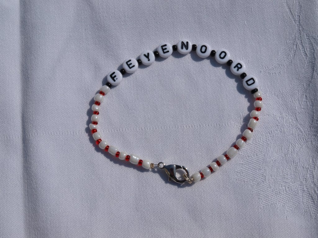 Feyenoord kralen armband - Wit, rood en zwart, Ophalen of Verzenden, Nieuw, Overige kleuren, Overige materialen