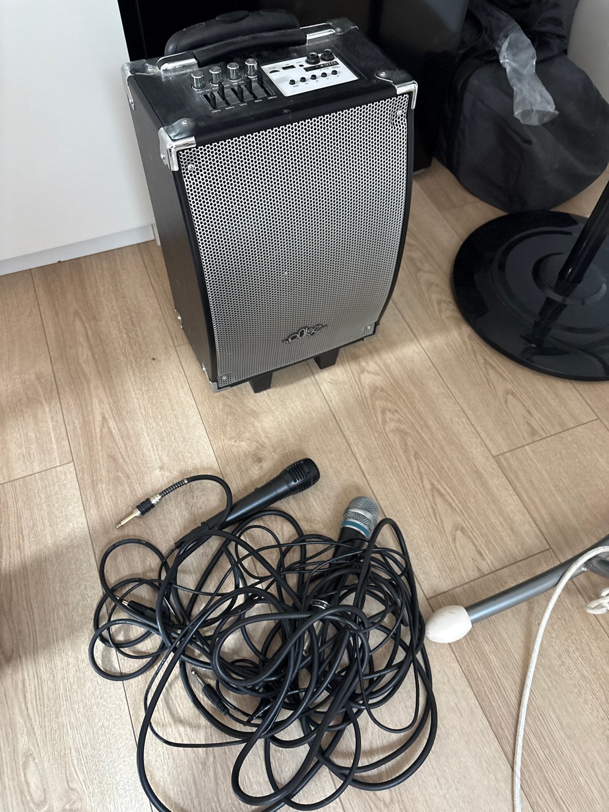 Draagbare speaker met microfoons, Gebruikt, Draagbare speaker, AUX-ingang, Minder dan 60 watt