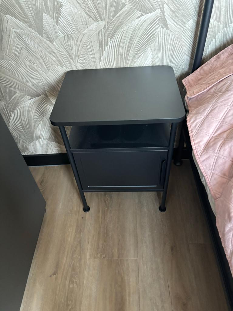 2x IKEA GRÅFJÄLLET nachtkastjes - Zwart - Z.g.a.n., Huis en Inrichting, Ophalen, Minder dan 45 cm, Metaal of Aluminium, 55 tot 70 cm