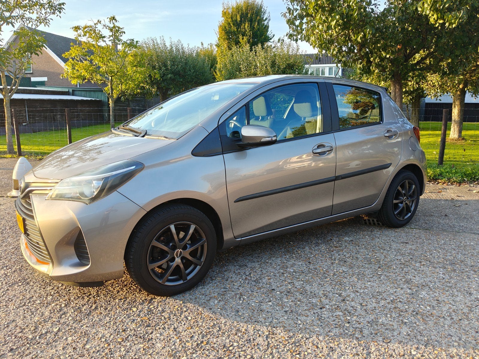 Toyota Yaris 1.3  66000KM! €9500,-, 1005 kg, 40 €/maand, 4 cilinders, Bruin