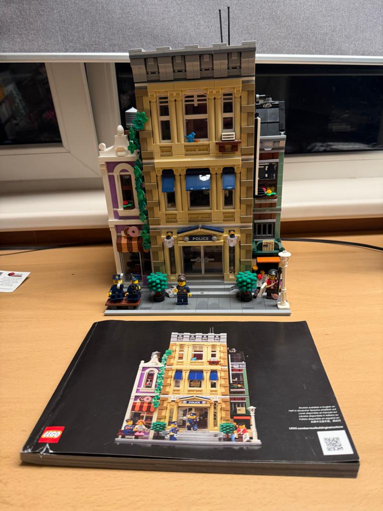 Lego Politiebureau 10278 met instructie - compleet, City, Lego, Ophalen of Verzenden, Zo goed als nieuw