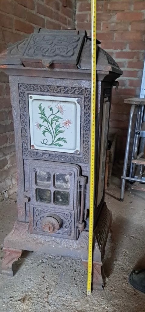 Antieke gietijzeren potkachel met bloemendecoratie, Huis en Inrichting, Ophalen, Potkachel, Gebruikt, Vrijstaand