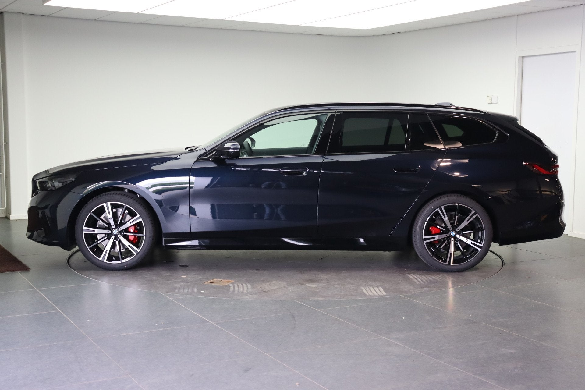 BMW 5 Serie Touring 520i M Sport Automaat / Panoramadak / Tr, Automaat, Achterwielaandrijving, Zwart, Zwart
