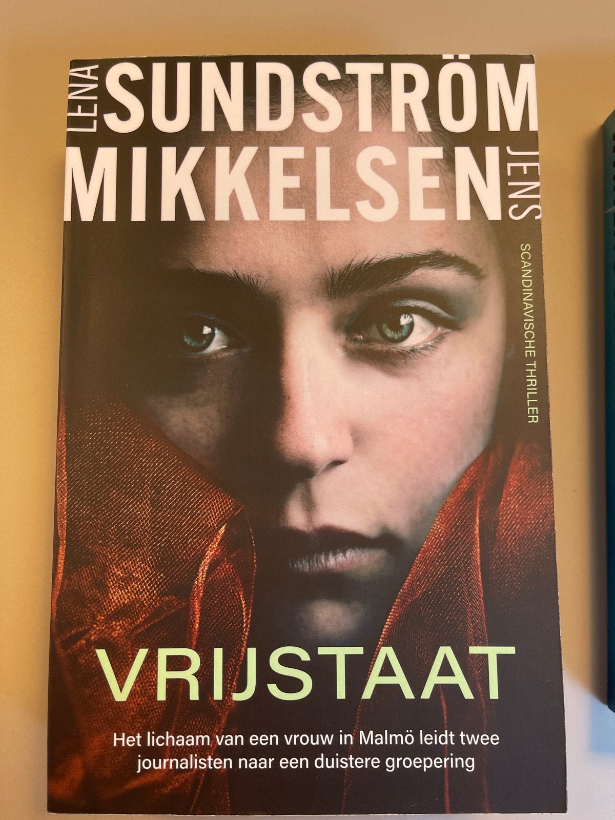 Vrijstaat - Lena Sundström & Jens Mikkelsen (Scandinavische, Ophalen of Verzenden, Zo goed als nieuw, Scandinavië