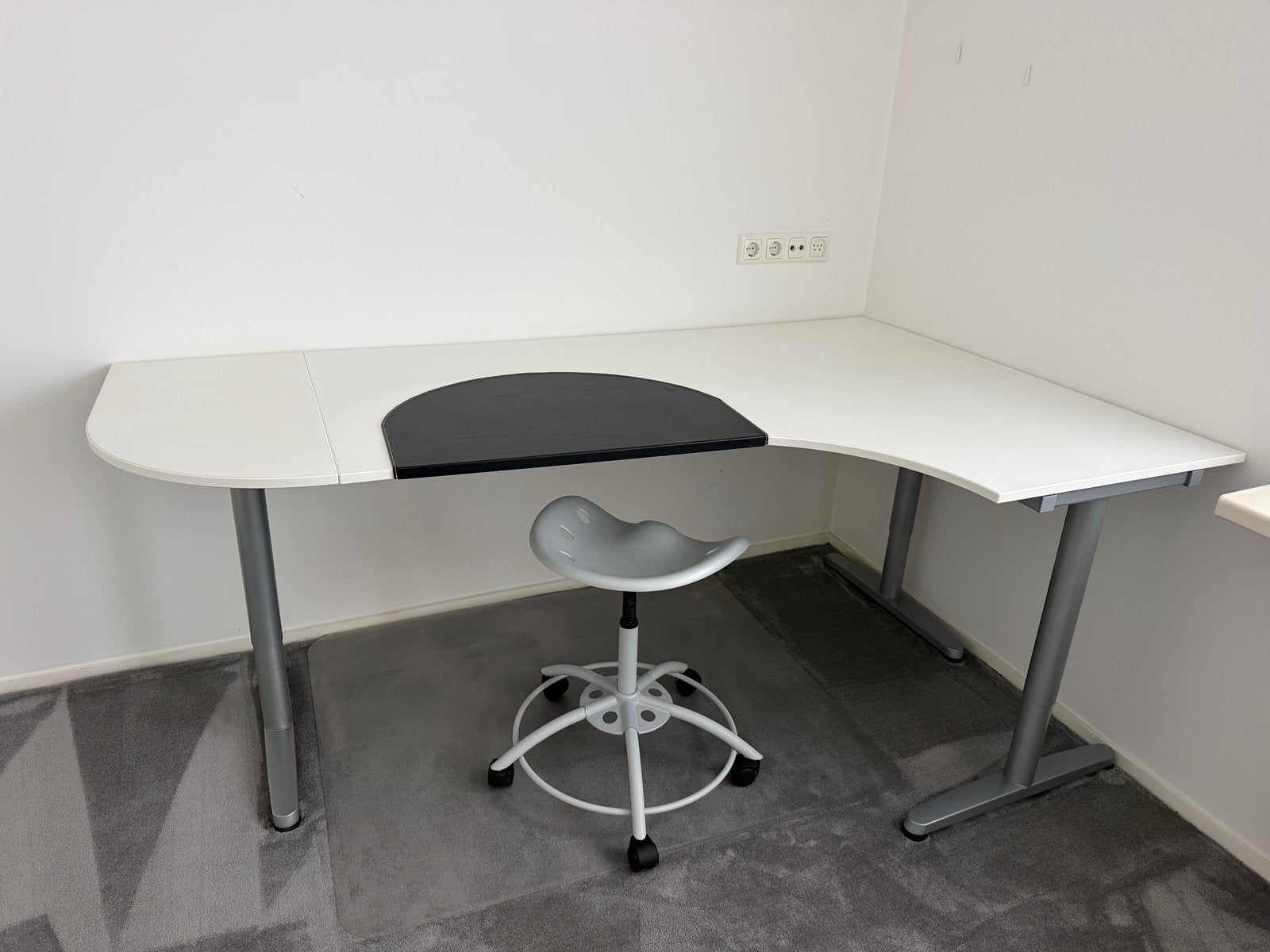 IKEA bureau met verstelbare stoel en doorzichtige onderplaat, Huis en Inrichting, Gebruikt, Spaanplaat of MDF, Hoekbureau, In hoogte verstelbaar