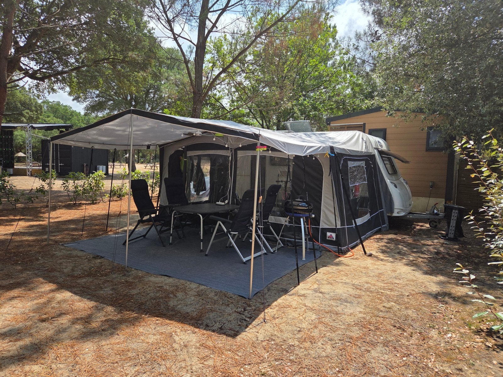 Caravelair Antares Luxe 426 uit 2011 met voortent en luifel, Vast bed, Treinzit, 750 - 1000 kg, Particulier