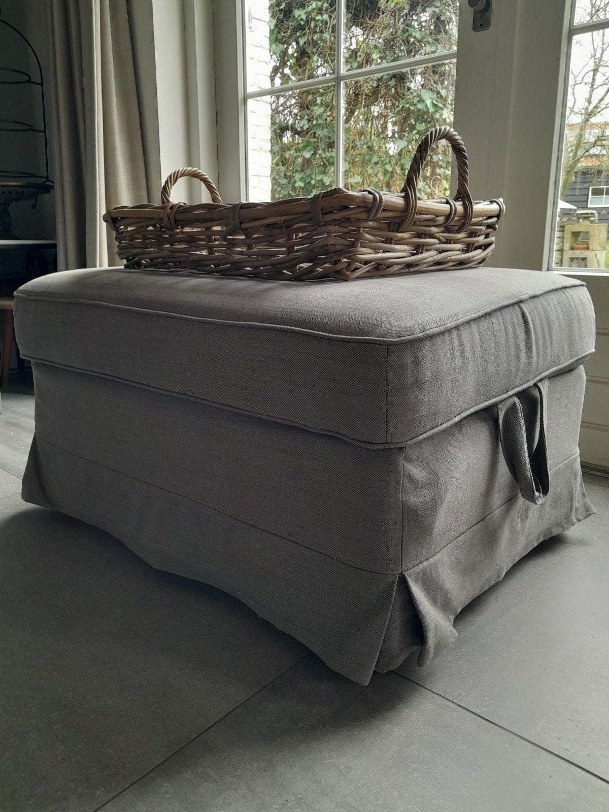 Grijze poef/voetenbank in goede staat, Ophalen, Modern, Comfortabel, Gebruikt, Vierkant