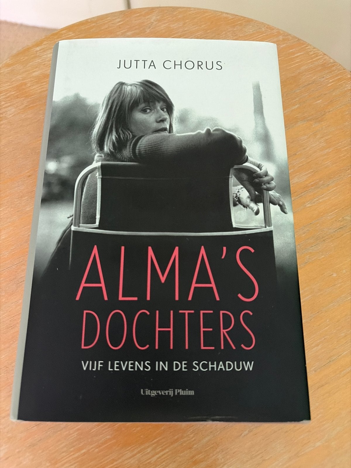 Alma's Dochters - Jutta Chorus (Zo goed als nieuw), Boeken, Ophalen of Verzenden, Zo goed als nieuw, Nederland