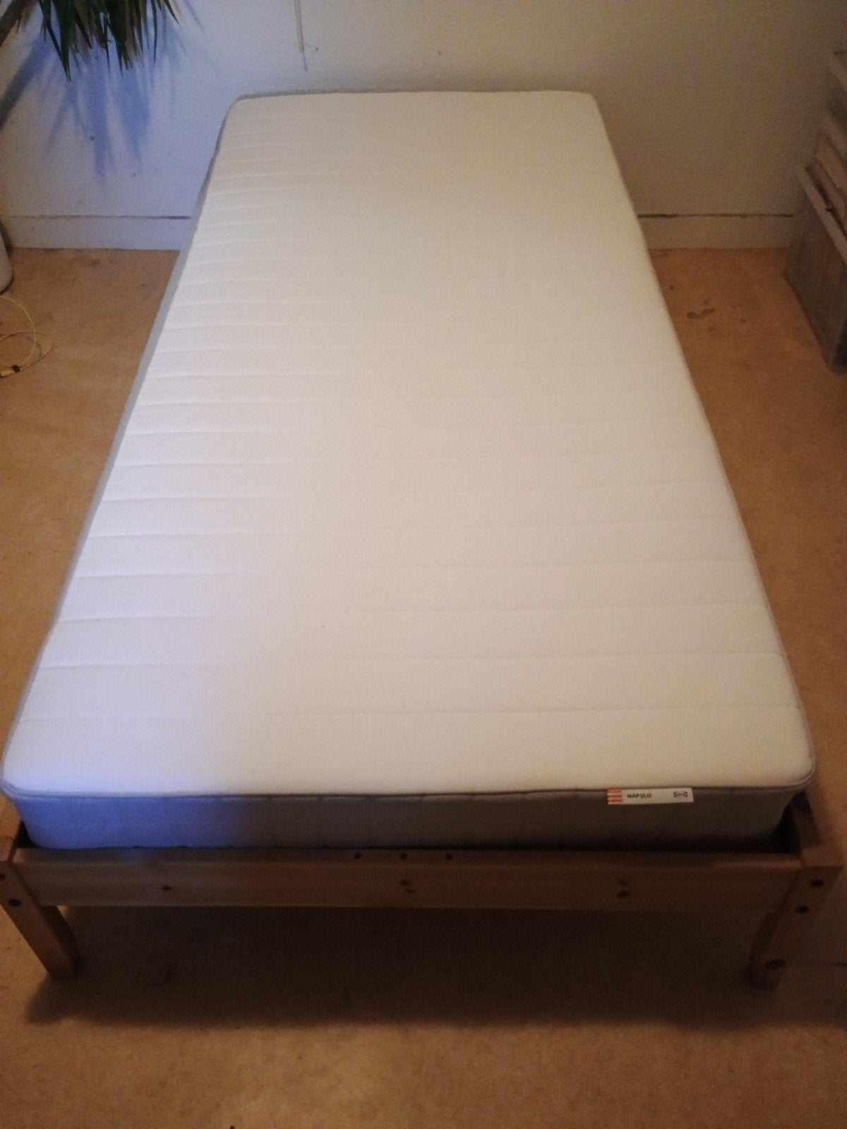 Gratis: Eenpersoons IKEA bed met matras en  bedbodem, Huis en Inrichting, Slaapkamer | Bedden, Ophalen, Gebruikt, 90 cm, Eenvoudig