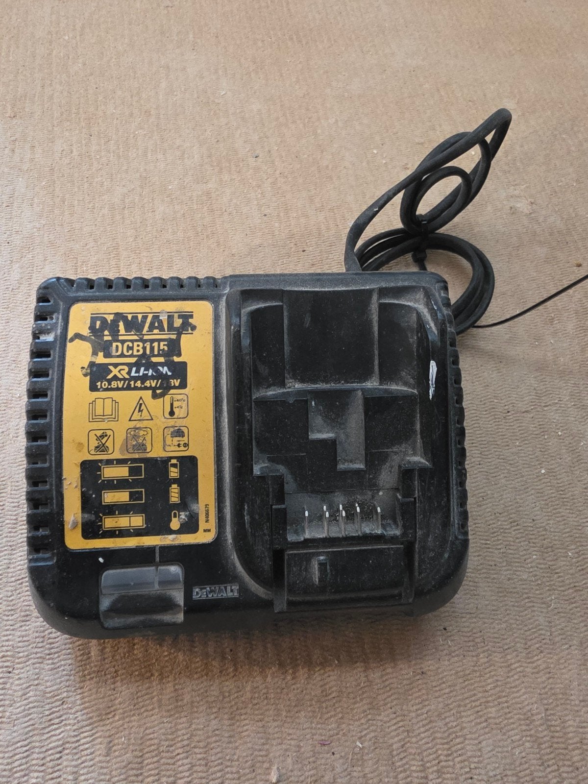 DeWalt DCB115 Acculader 10.8V/14.4V/18V XR Li-Ion, Ophalen of Verzenden, Gebruikt, Minder dan 400 watt, Overige typen